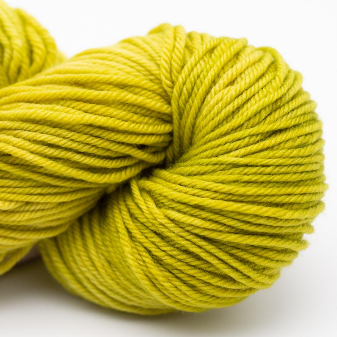 Kuvassa on Manos del Uruguay Alegria Grande Semi Solids Dyed Hand Dyed -sukkalanka (yarn) värissä Spirulina.