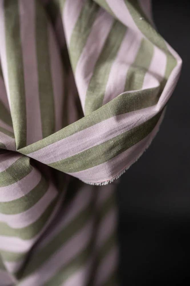 Lähikuva Merchant & Mills Cecily Stripe -puuvilla-pellavakankaan raidallisesta pinnasta