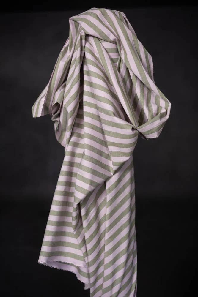 Merchant & Mills Cecily Stripe -puuvilla-pellavakangas, jossa on leveät laventelin ja vaaleanvihreät raidat.