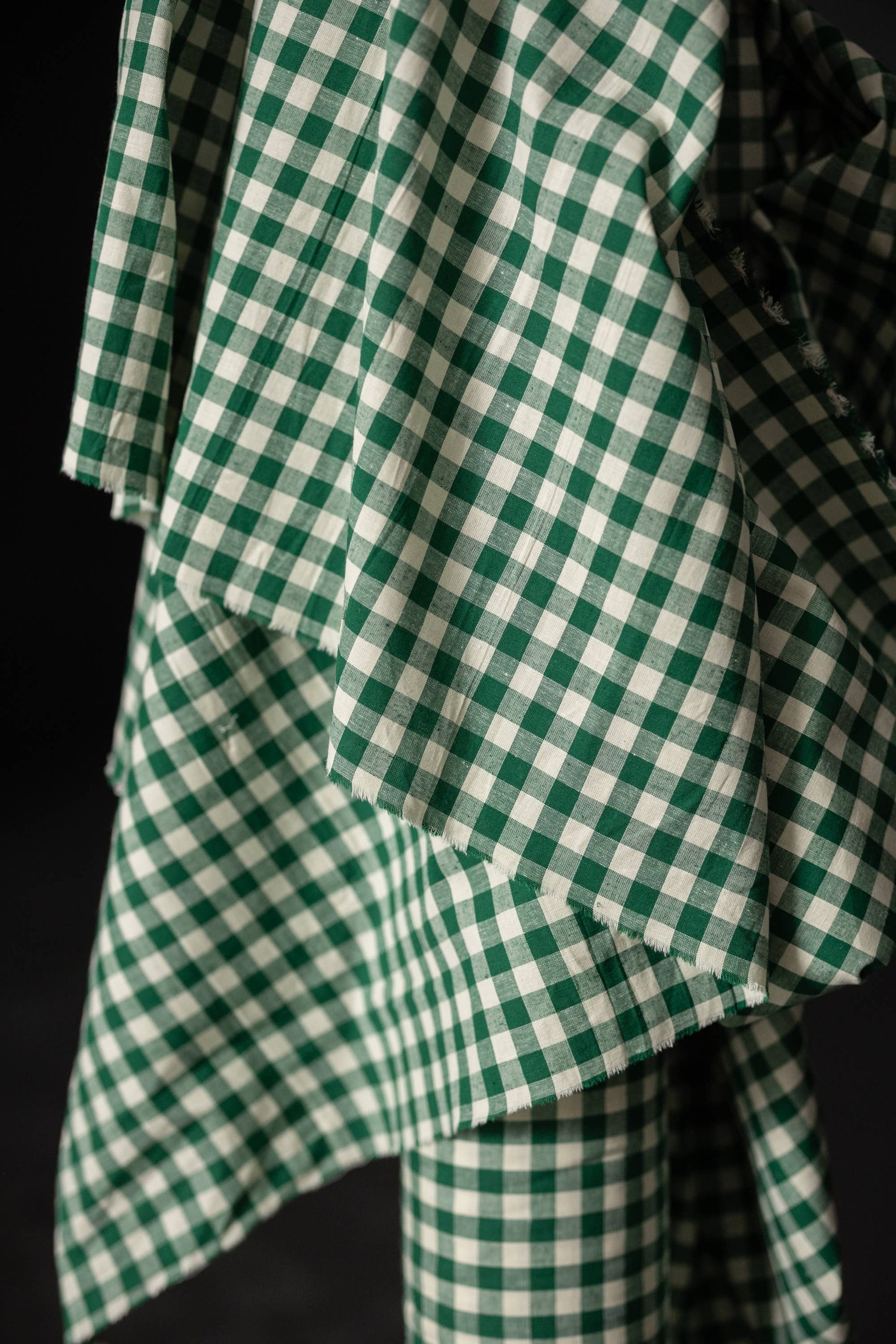 Merchant & Mills Mini Gingham -puuvilla-pellavasekoitekangas vihreällä ja luonnonvalkoisella pikkuruutukuosilla.