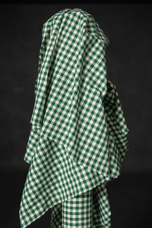 Merchant & Mills Mini Gingham -puuvilla-pellavasekoitekangas vihreällä ja luonnonvalkoisella pikkuruutukuosilla.