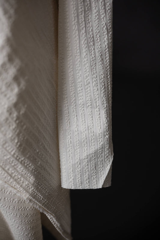 Merchant & Mills Stripe Seersucker -luomupuuvillakangas lämpimän valkoisessa sävyssä.