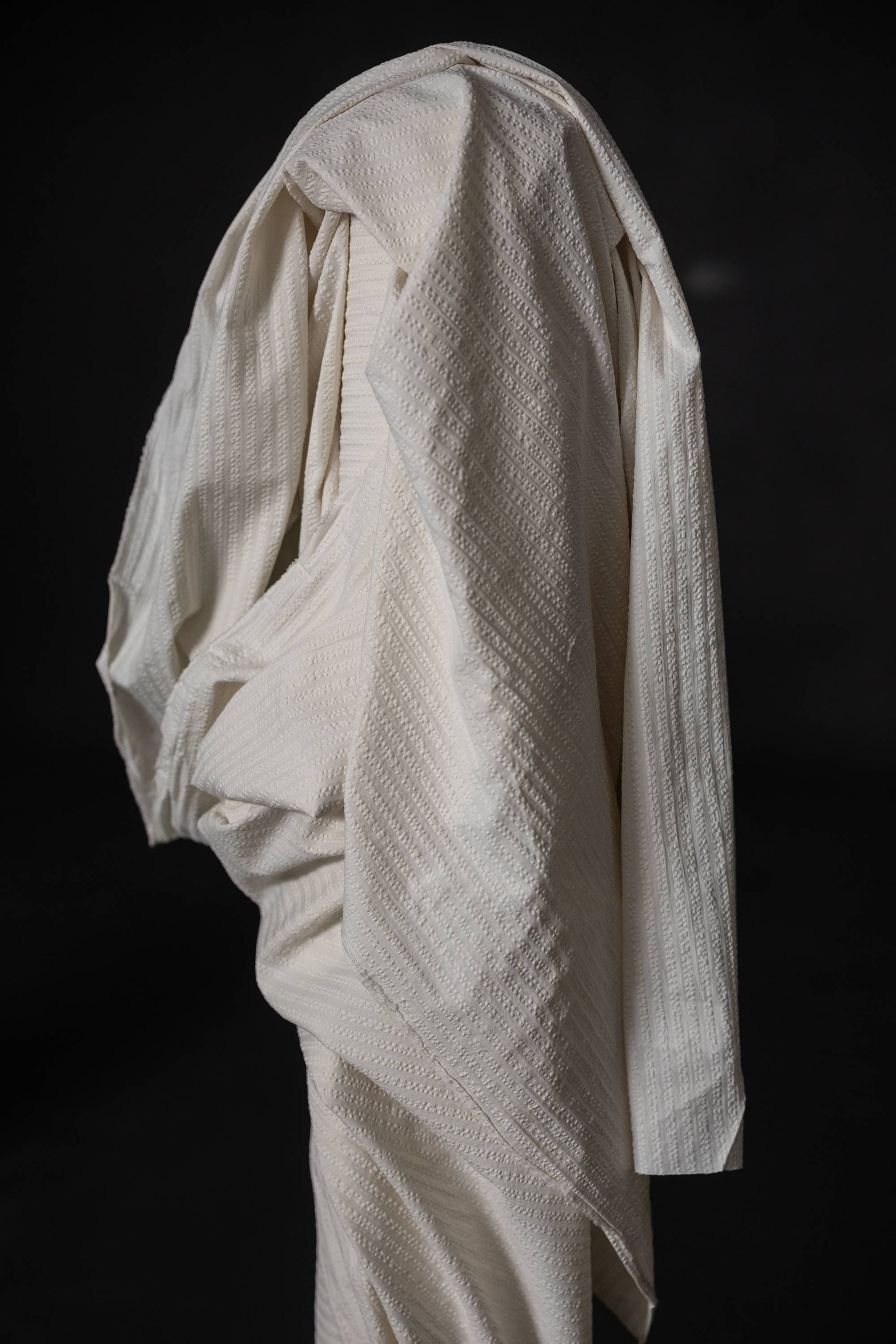 Merchant & Mills Stripe Seersucker -luomupuuvillakangas lämpimän valkoisessa sävyssä.