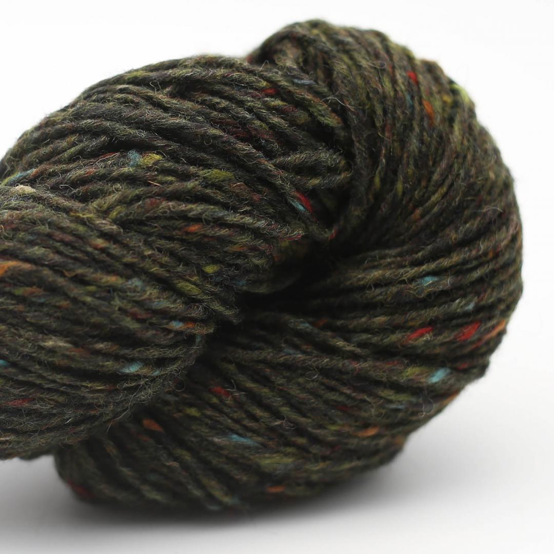Kuvassa on Erika Knight Pure Tweed -lanka (yarn) värissä Tweedsmuir Green.